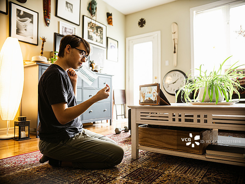 新冠疫情期间与爷爷交谈图片素材