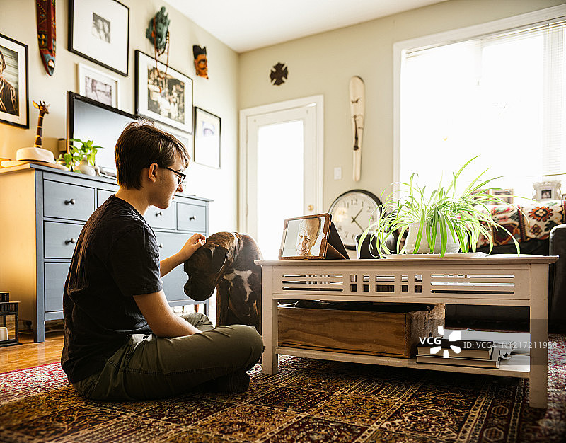 新冠疫情期间与爷爷交谈图片素材