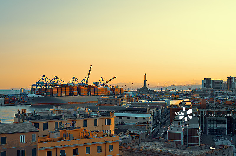 意大利热那亚工业港口日落景观图片素材