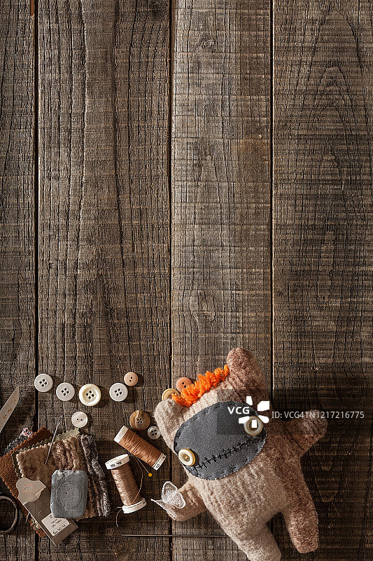 木质背景上的艺术工艺品俯视图图片素材