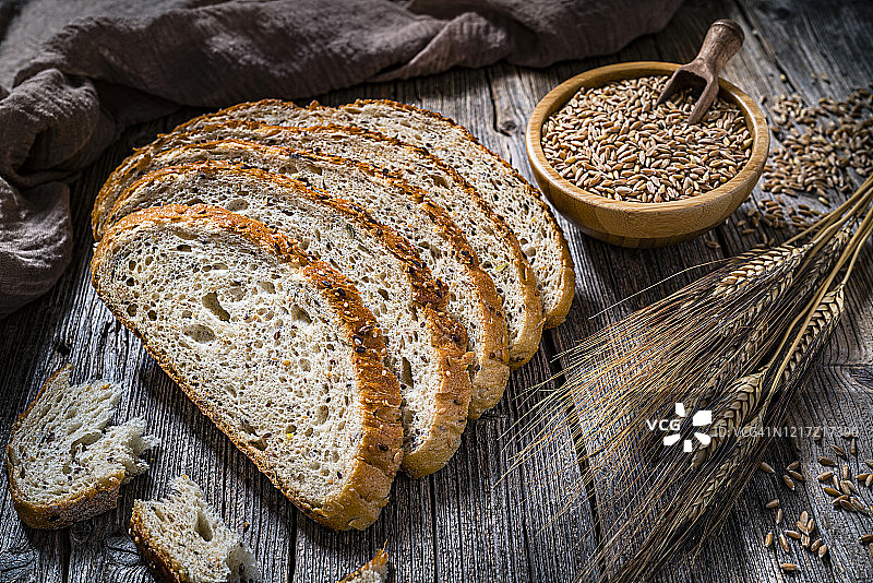 健康食品：乡村厨房桌上的全麦面包图片素材