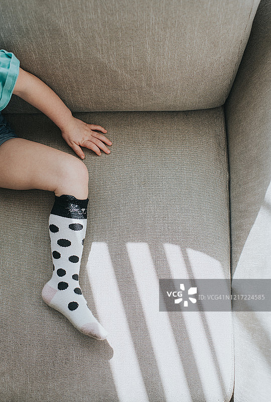 穿着圆点护膝袜的小脚图片素材