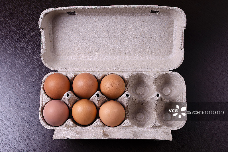 六个棕色鸡蛋的纸板鸡蛋盒图片素材