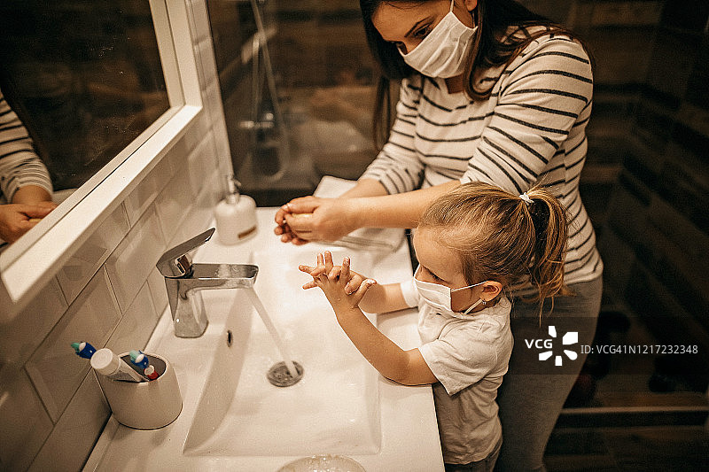 在浴室里用肥皂洗手的母女图片素材