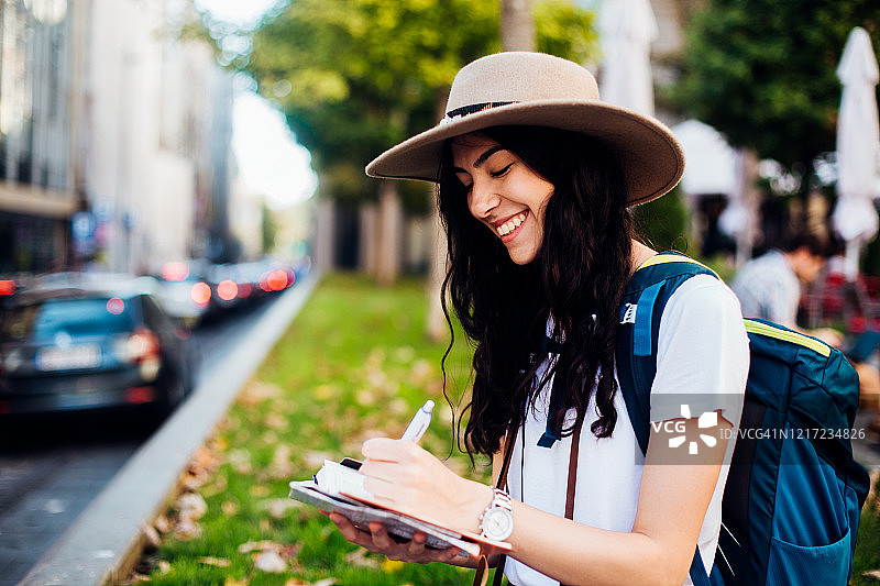 女孩享受旅程并写笔记图片素材