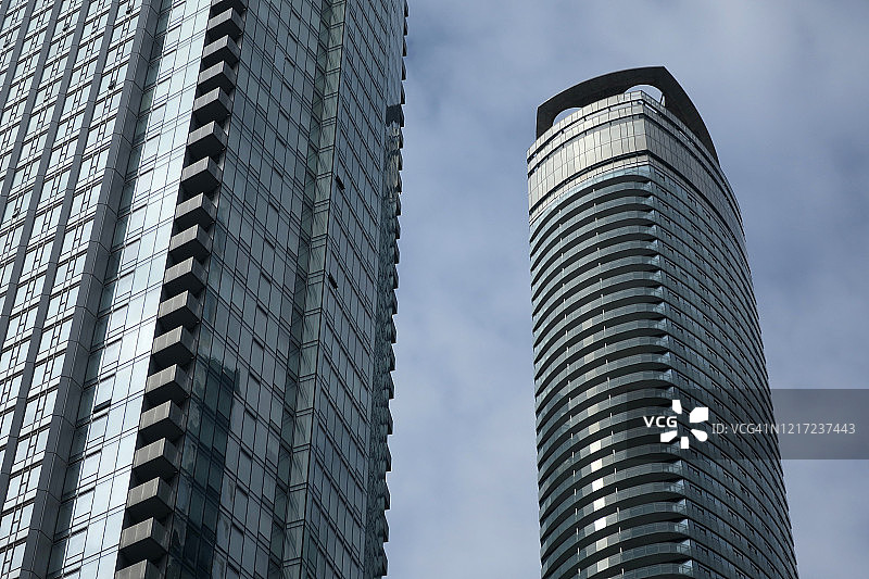 仰望两栋高层住宅楼图片素材