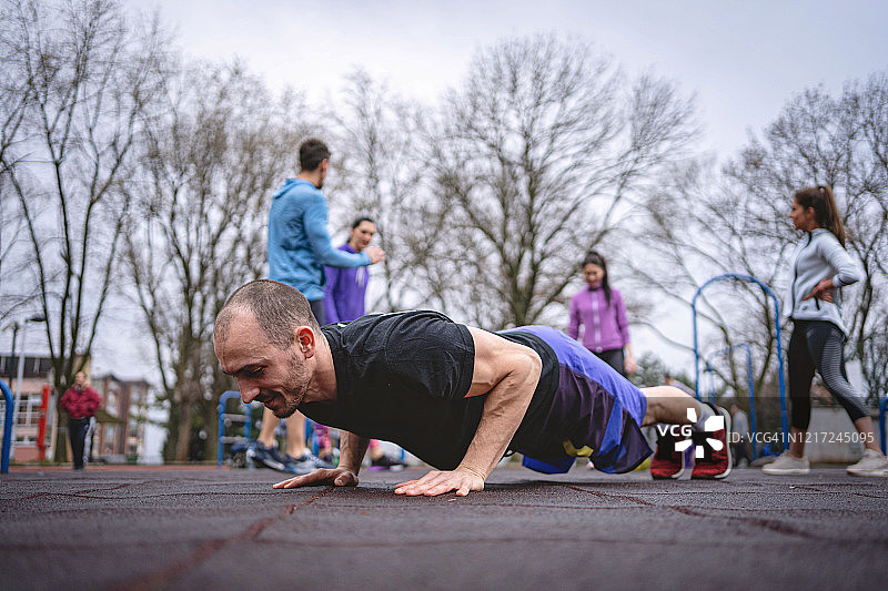 户外锻炼时做俯卧撑的积极运动员图片素材