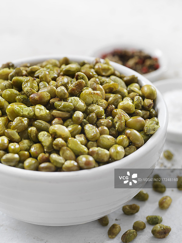 盐和胡椒烤毛豆图片素材