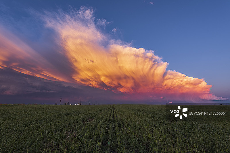 日落时分，德克萨斯州佩里顿的强雷暴图片素材
