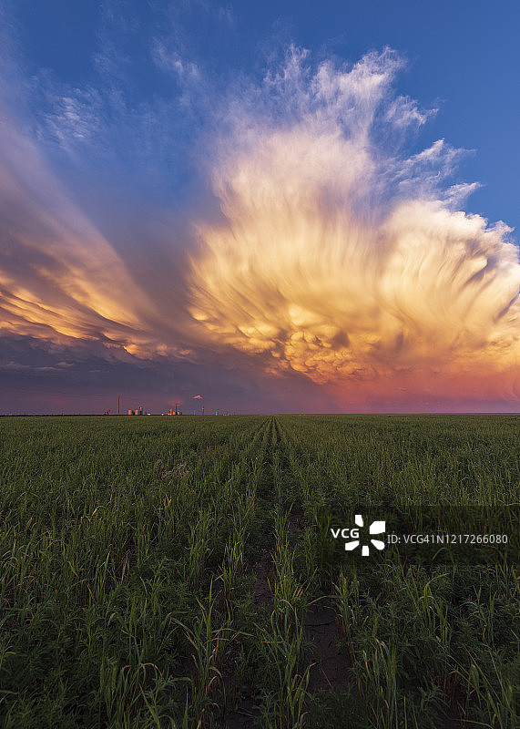 日落时分，德克萨斯州佩里顿的强雷暴图片素材