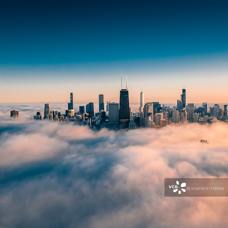 雾气笼罩下的芝加哥壮丽景色图片素材