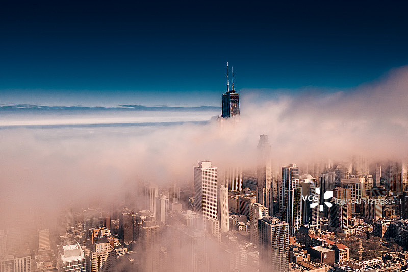 云海之下的芝加哥市中心航拍景观图片素材