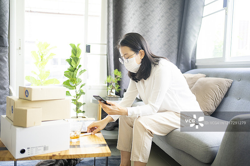 疫情期间亚洲女性居家无聊，在线购物图片素材