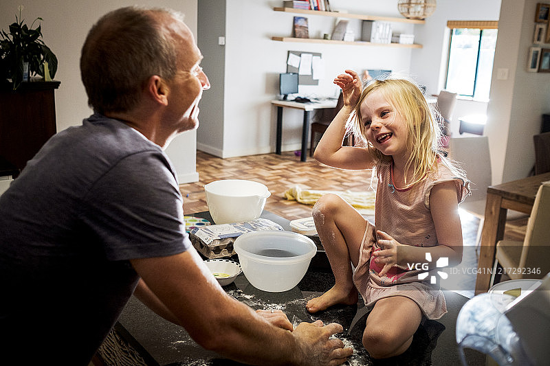 小女孩和父亲一起烘焙图片素材