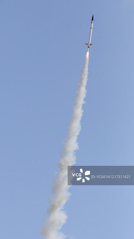 火箭冲向天空图片素材