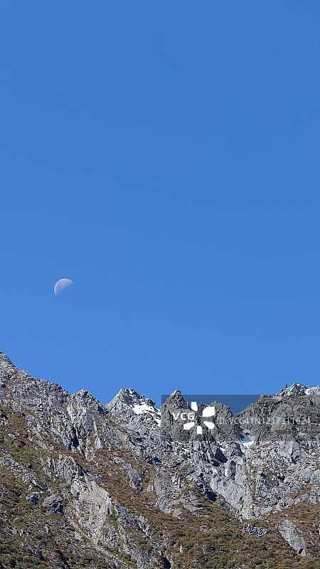 山脉上空的半月图片素材