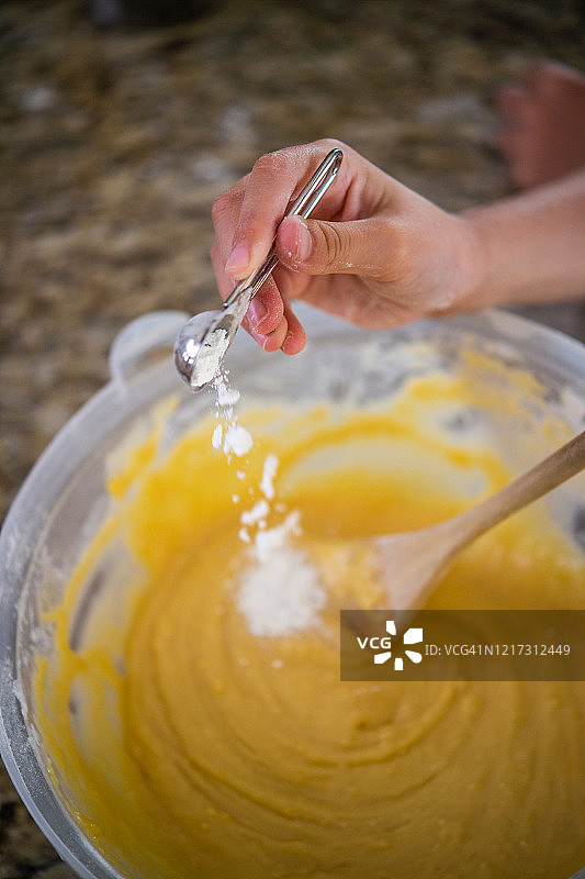 在混合物中添加烘焙苏打粉，特写高角度视图图片素材