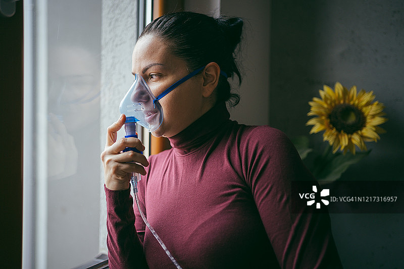 年轻女子正在吸气，担心冠状病毒疫情图片素材