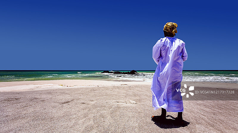 阿曼马希拉岛上的男子图片素材