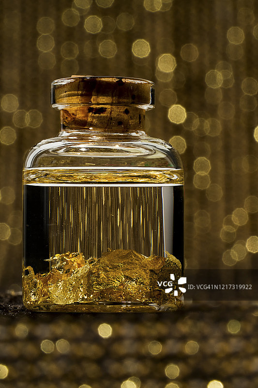 金色环境中玻璃管内的层压金图片素材