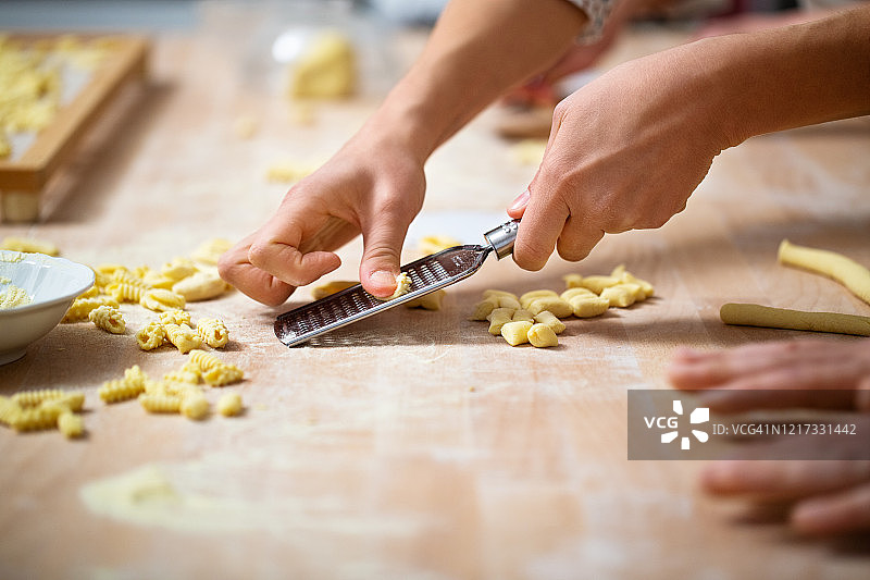 特写：女人正在准备意大利面图片素材