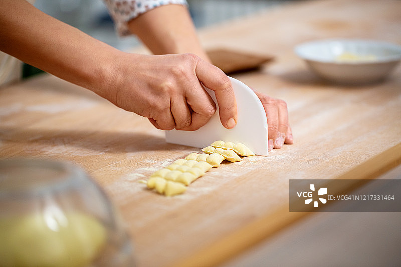 女人在家制作自制意大利面图片素材