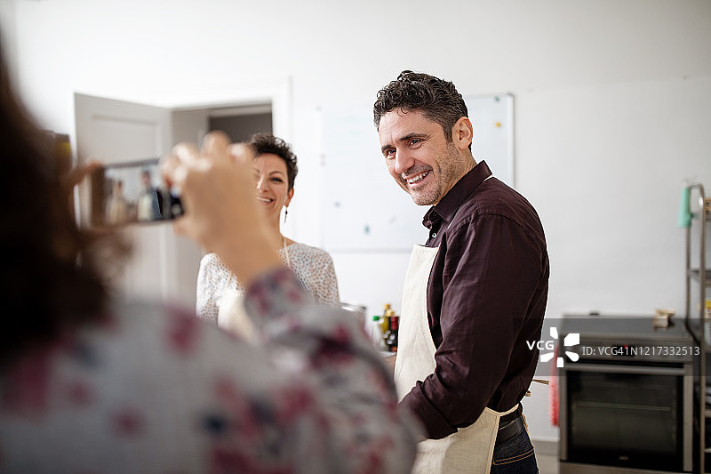 女人在烹饪课上用手机拍照图片素材