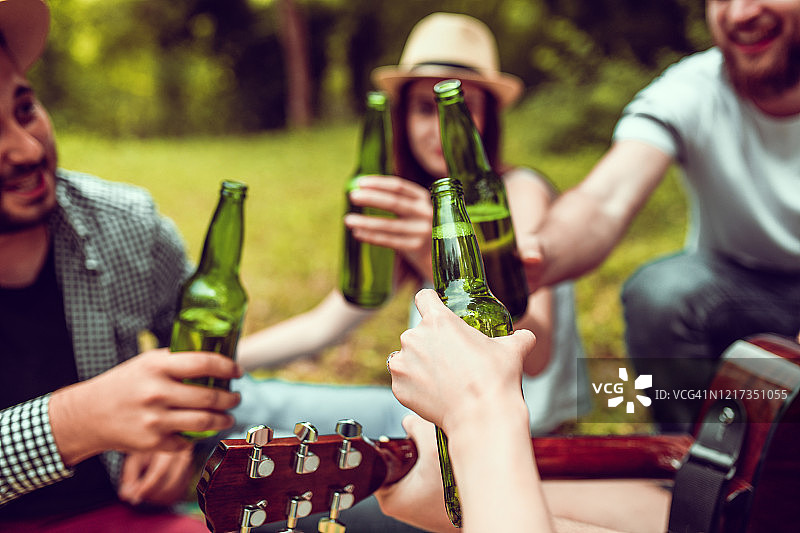 朋友们在露营派对上用吉他和音乐庆祝图片素材