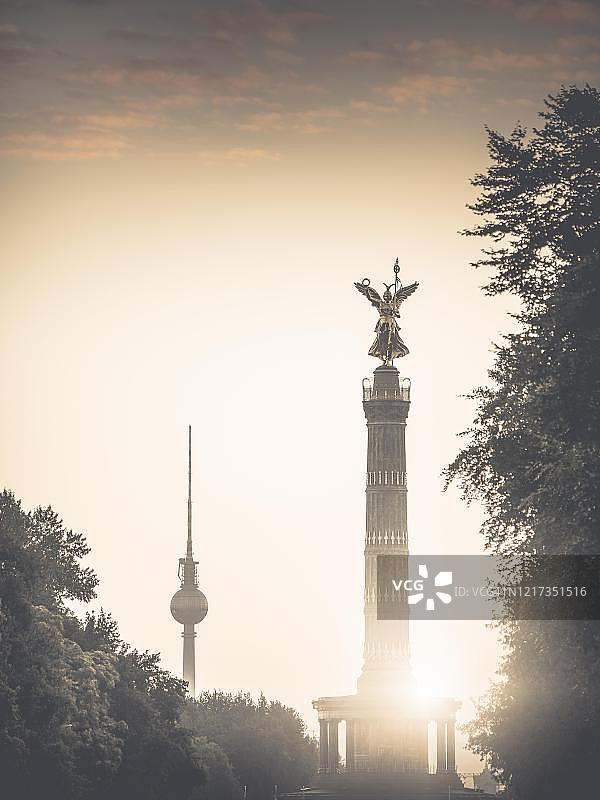 德国柏林电视塔和胜利柱图片素材