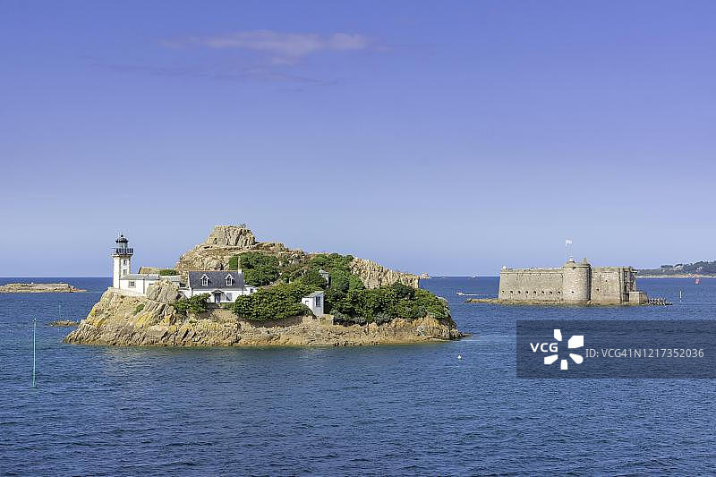 法国菲尼斯泰尔省卡朗泰克公牛堡上的灯塔图片素材