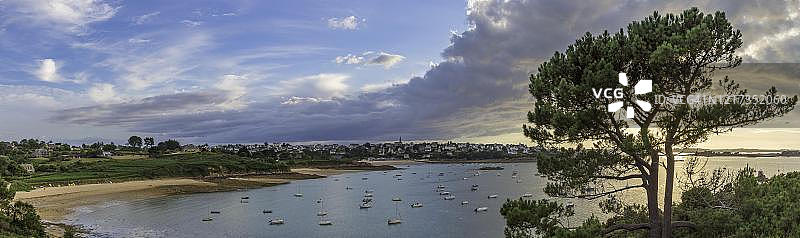 法国菲尼斯泰尔省卡朗泰克村庄附近的海滩图片素材