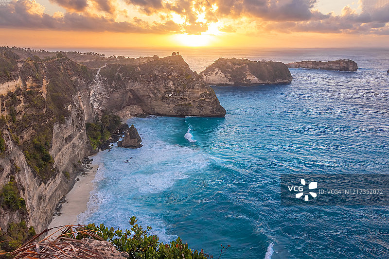 日出时分的印度尼西亚巴厘岛努沙佩尼达岛阿图海滩。巴厘岛假期的热门旅游目的地图片素材