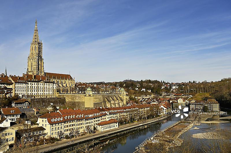伯尔尼老城区、伯尔尼大教堂和阿勒河景观，瑞士伯尔尼州图片素材