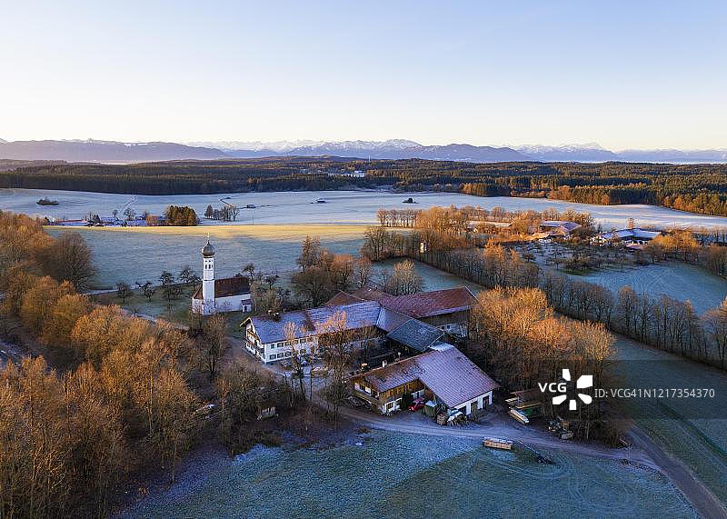 德国巴伐利亚州迪特拉姆斯采尔附近的雅斯贝格圣卡塔琳娜教堂晨曦，阿尔卑斯山脉无人机拍摄图片素材