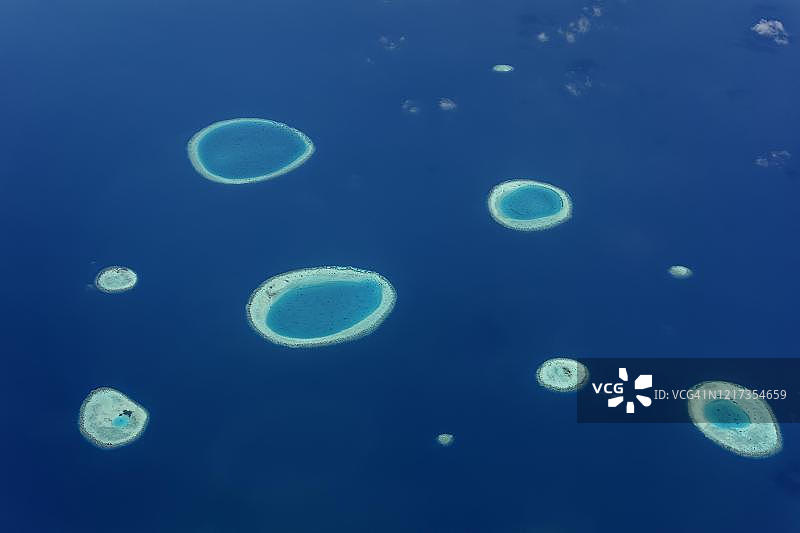 马尔代夫瓦武环礁：沉没岛屿的礁石图片素材