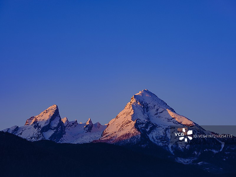 冬季日出时分的瓦茨曼峰,贝希特斯加登国家公园,舍瑙国王湖,贝希特斯加登地区,上巴伐利亚,巴伐利亚,德国图片素材