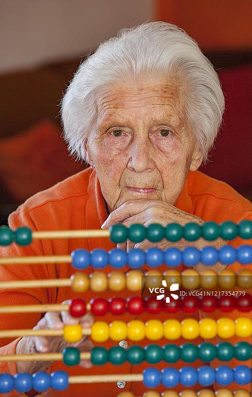 年长的公民在奥地利家里使用计算尺计算图片素材