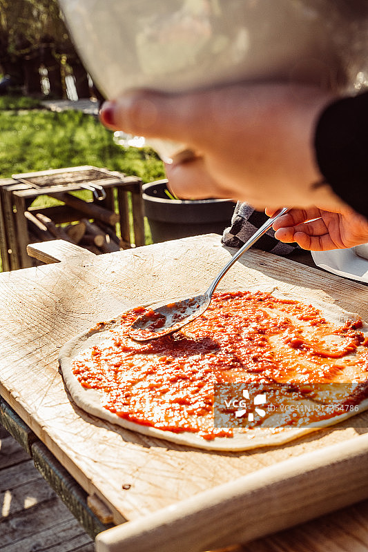 在夏日花园派对上制作披萨图片素材