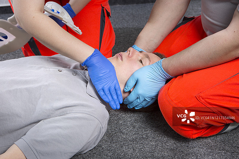 戴上颈托，颈椎领——测量耳朵和肩膀之间的距离图片素材