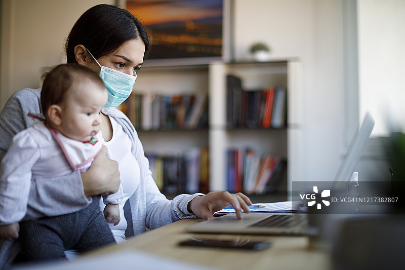 戴口罩居家办公的母亲图片素材