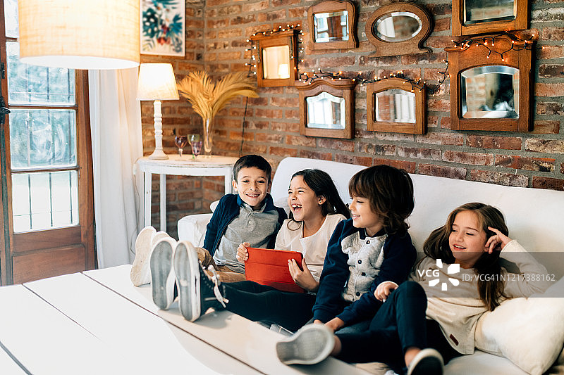 一群孩子在玩平板电脑图片素材