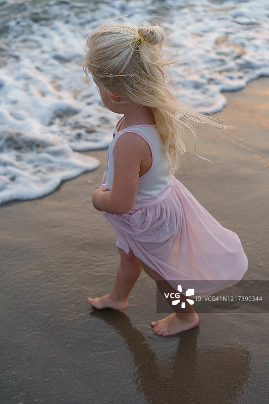 夏天在海滩上的小女孩图片素材