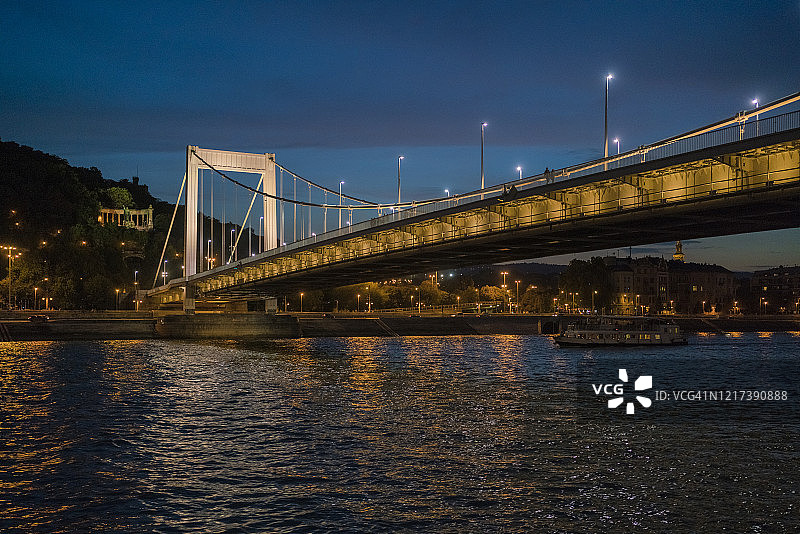 夜间伊丽莎白桥与游轮和蓝天图片素材