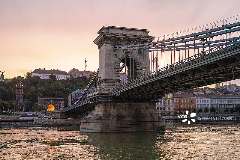 日落时分的塞切尼链桥与布达城堡区图片素材