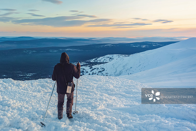 荒野中的游客：暴风雪中的迷途者图片素材