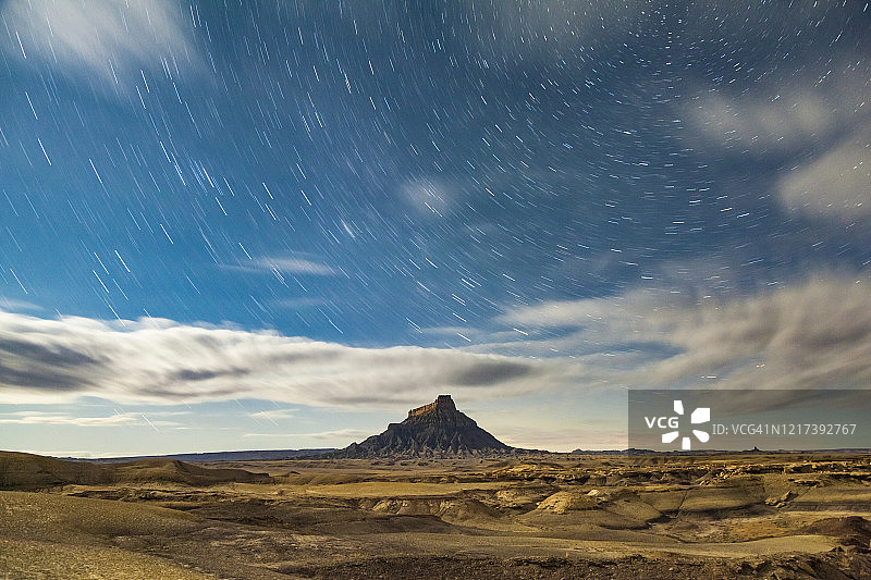 犹他州荒地和工厂山上的星轨图片素材