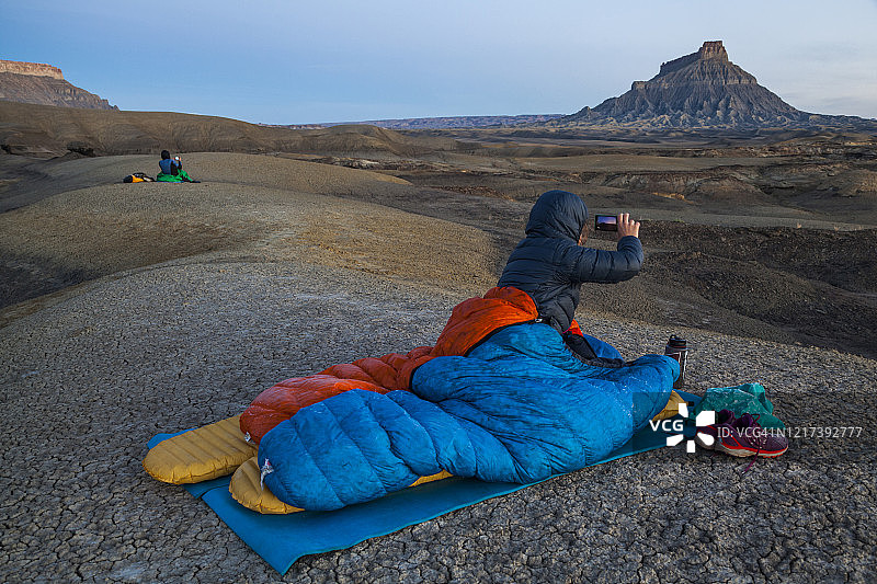 人们在犹他州工厂比尤特荒地营地拍摄日出图片素材