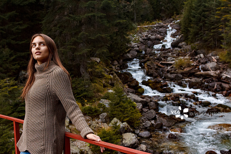 秋日森林背景下的女孩肖像图片素材
