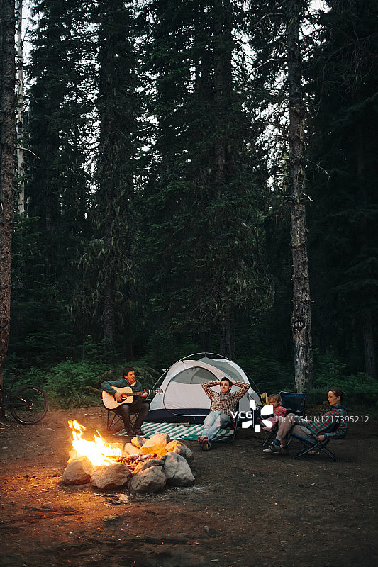 朋友们在俄勒冈州露营，围坐在篝火旁图片素材
