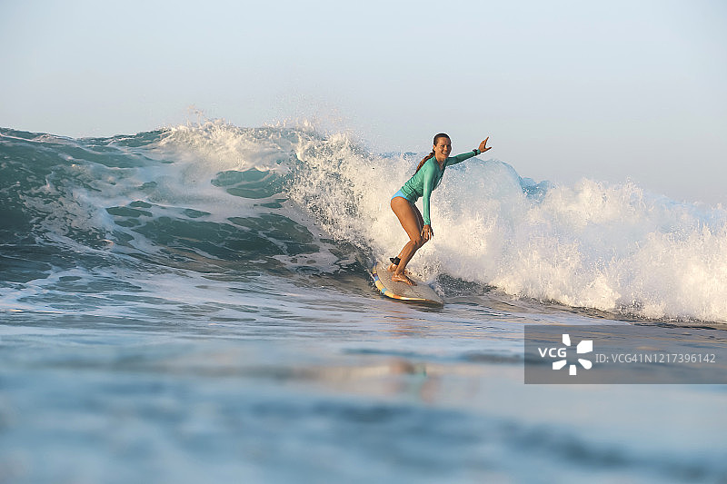 冲浪的女人图片素材